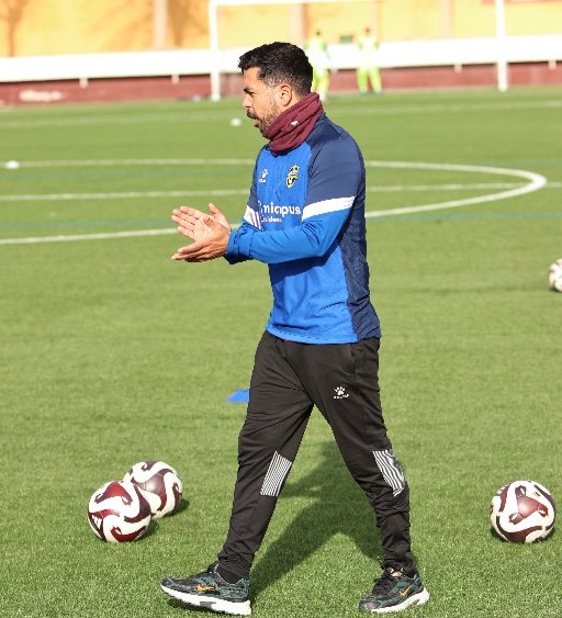 coach correcting plant foot shooting