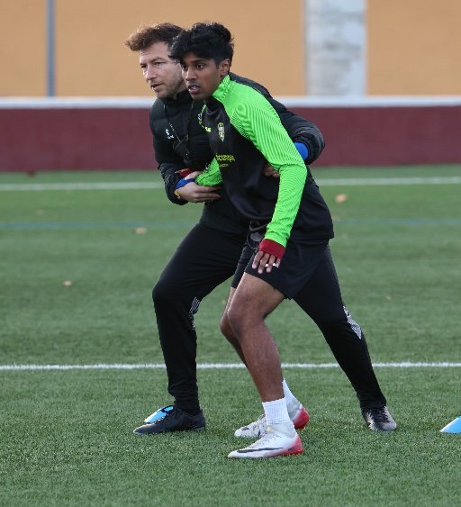 alicante football academy coach teaching body positioning soccer training