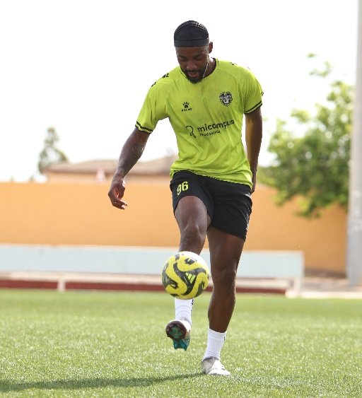 alicante football academy player ball control training
